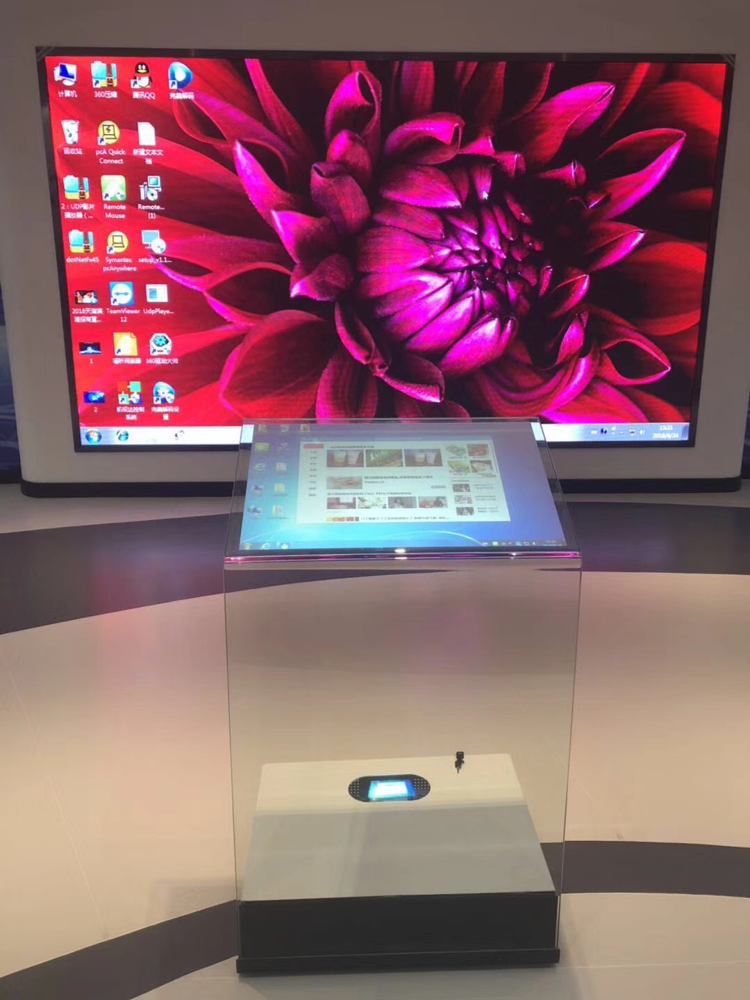 Quiosque de toque de proje&ccedil;&atilde;o traseira