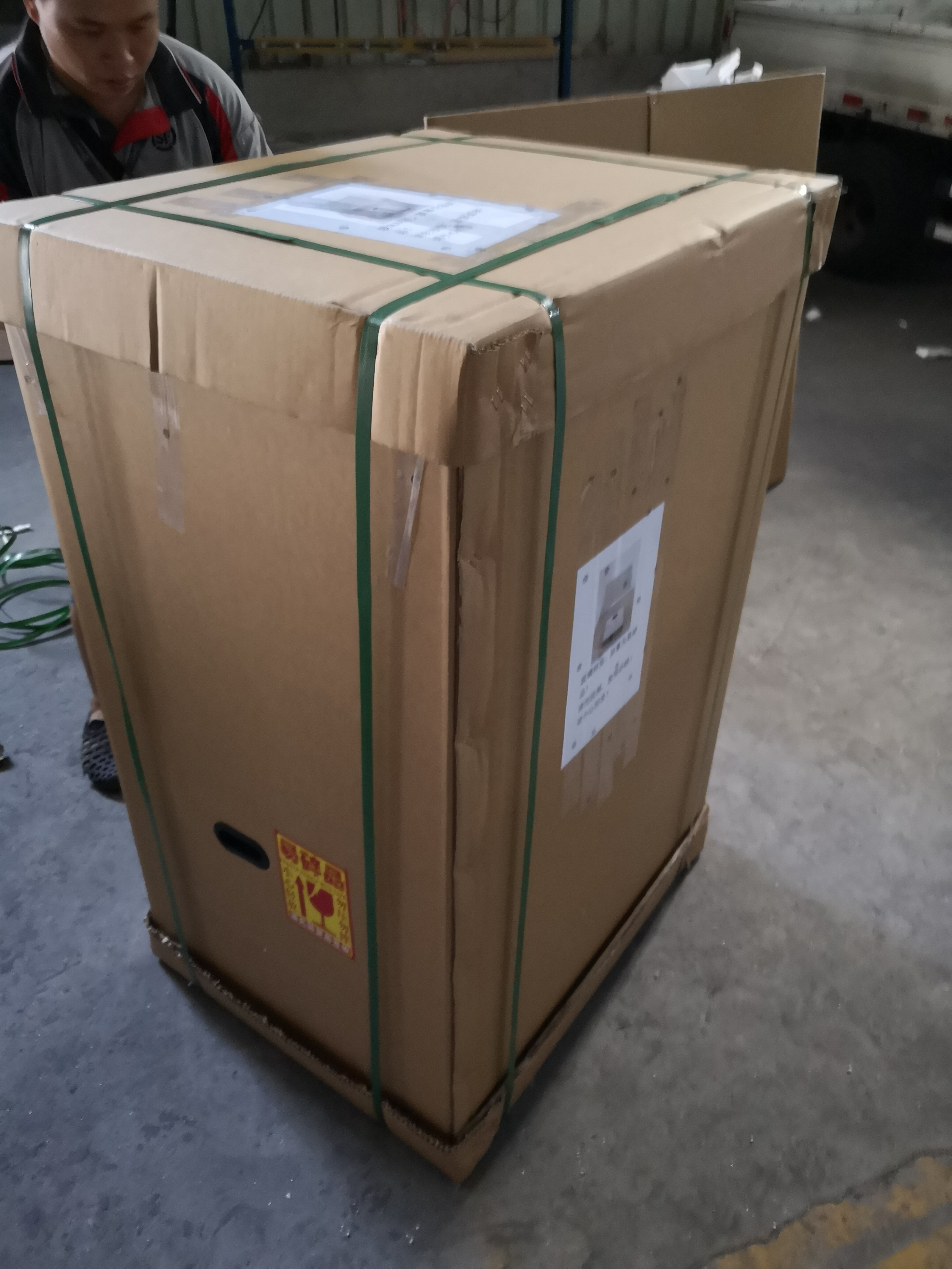 Quiosque de toque de proje&ccedil;&atilde;o traseira